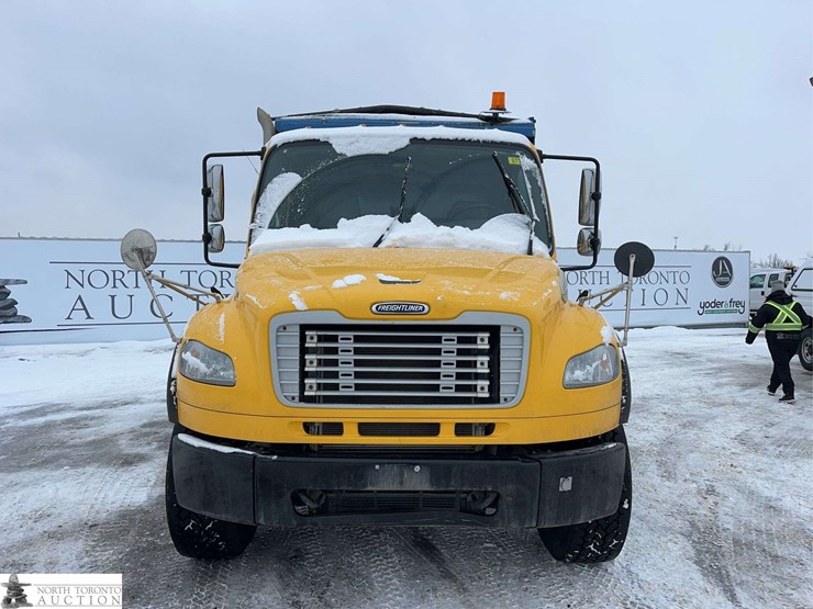 2011-freightliner-m2-106-image-5