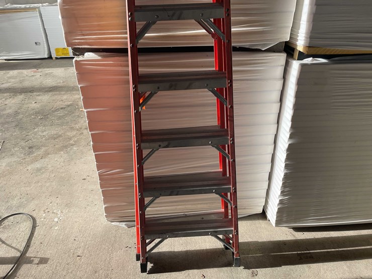 #2773-•-titan-8'-fiberglass-ladder-image-6