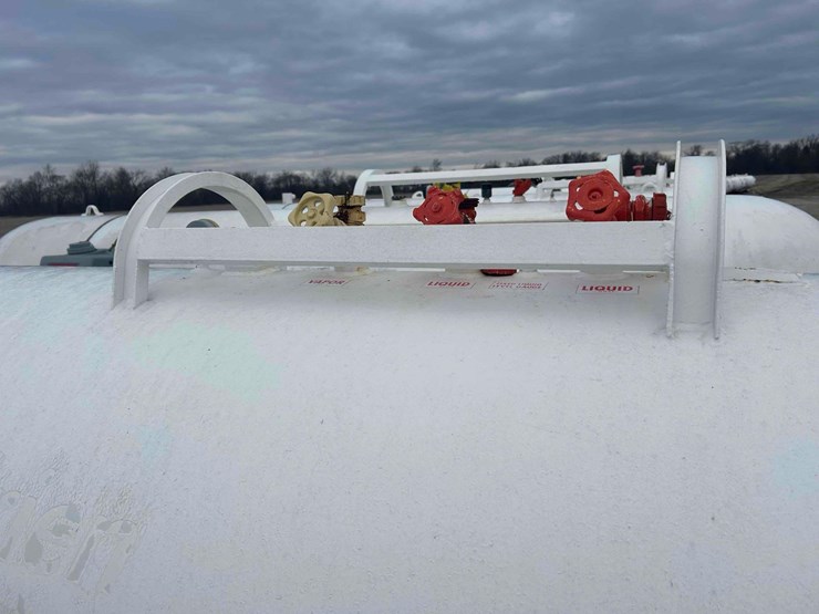 1000-gal.-nh3-tank-on-gear-#31-image-5