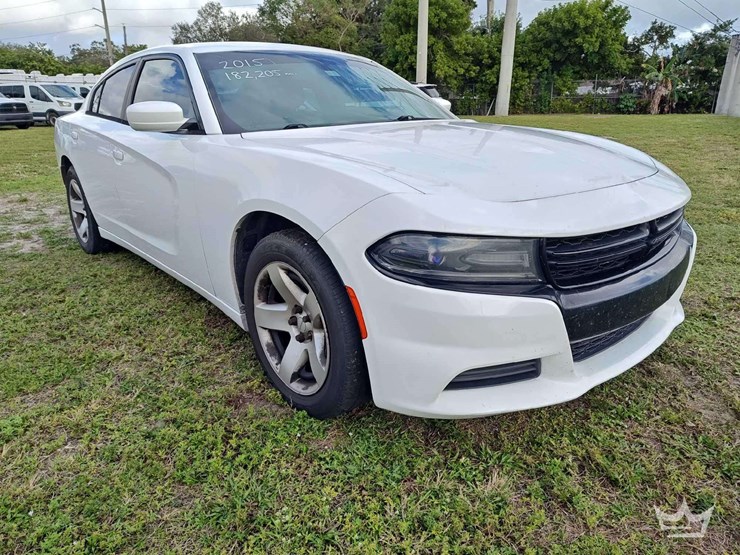 2015-dodge-charger-sedan-image-2