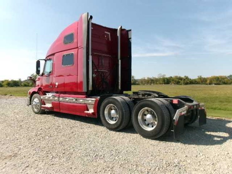 2014-volvo-vnl64t780-image-26