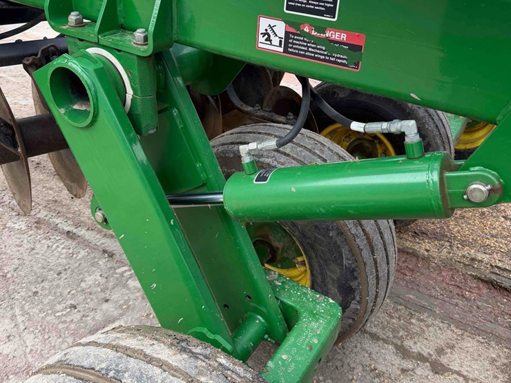 2013-john-deere-2623vt-image-21