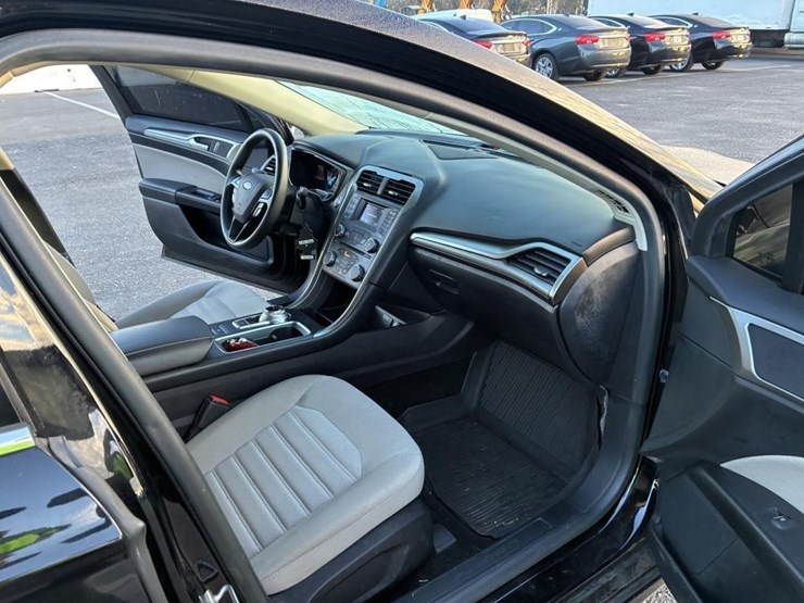 2017-ford-fusion-sedan-image-8