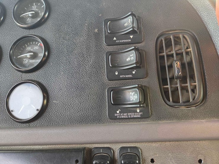 2013-peterbilt-388-image-60