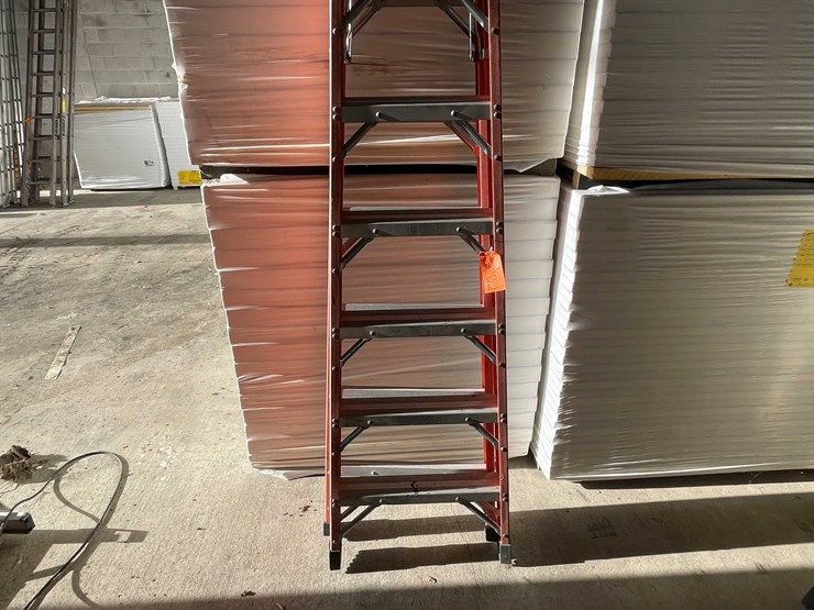 #2773-•-titan-8'-fiberglass-ladder-image-3