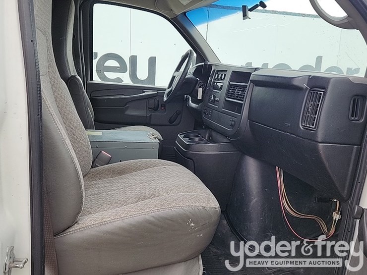 2011-gmc-savana-g2500-image-38