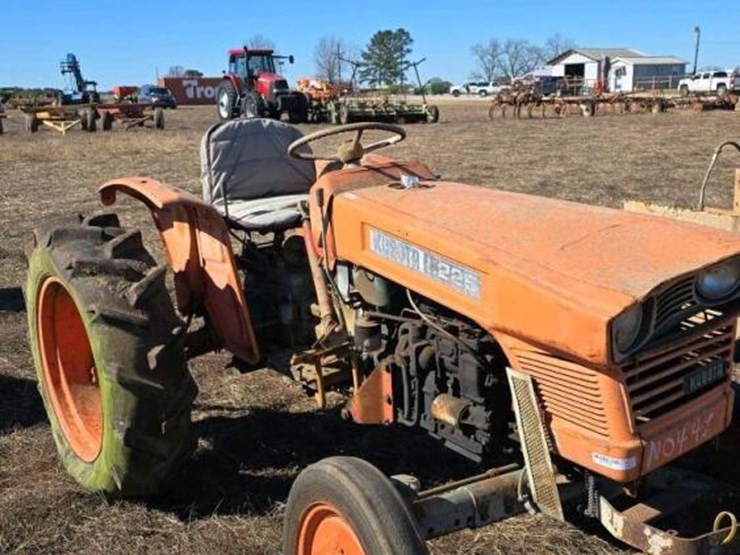 kubota-tractor,-s/n-15433:-meter-shows-9597-hrs-image-2