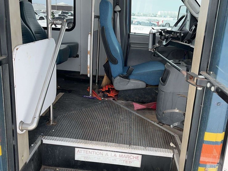 2005-ford-e-series-s/a-24-passenger-bus-image-29