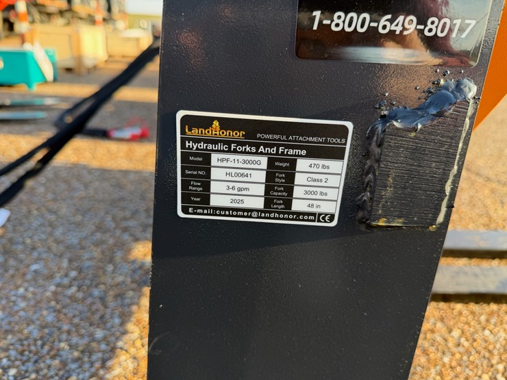 #7865-•-skid-steer-hydraulic-pallet-forks-image-2