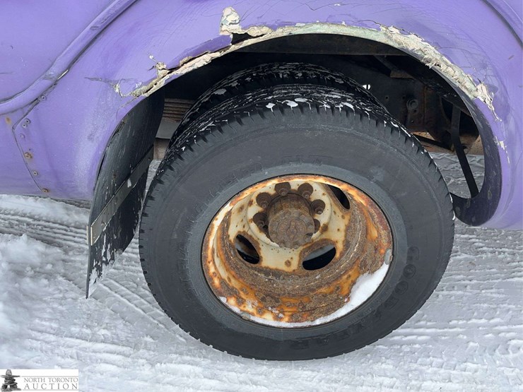 2009-ford-e-series-s/a-24-passenger-bus-image-9