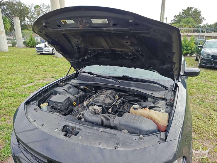 2015-dodge-charger-sedan-image-35