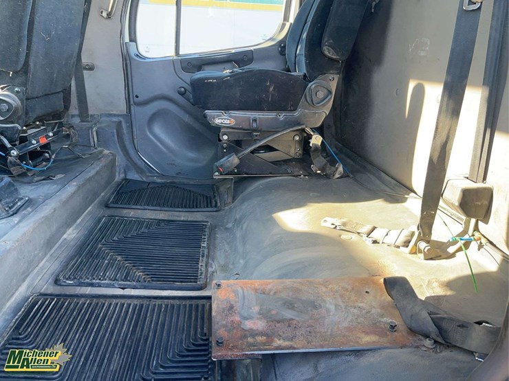 2005-freightliner-m2-106-image-15