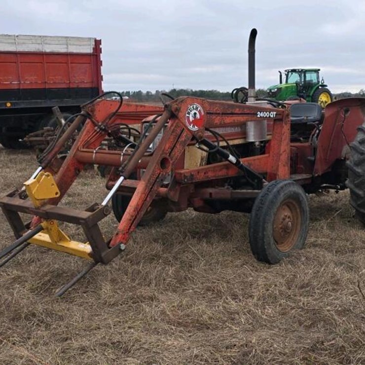 INTERNATONAL 454D TRACTOR, S/N U006101: BUSH HOG LOADER W/ HAY SPEAR, METER SHOWS 7611 HRS
