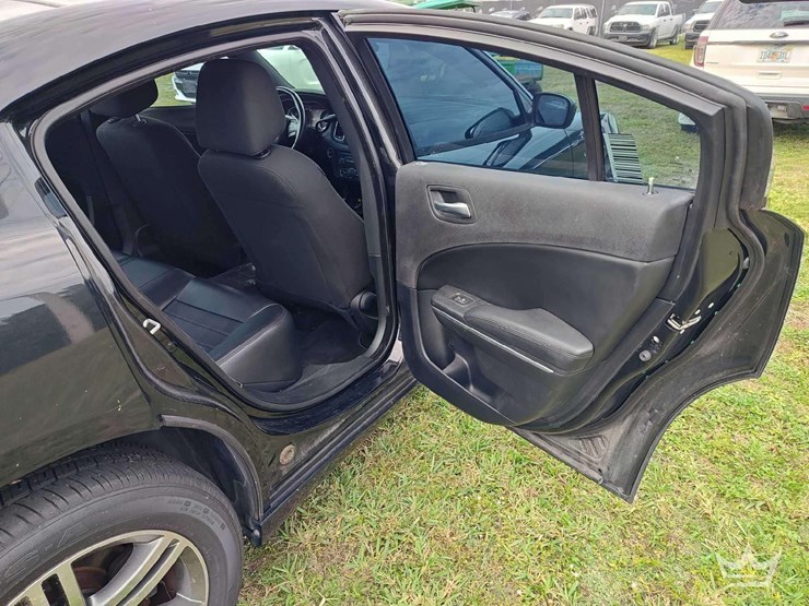 2015-dodge-charger-sedan-image-23