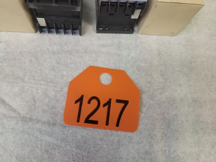 (4)-mini---contactors-7-amp-3-pole-w/1-auxiliary-contact---tag-#1217-image-2