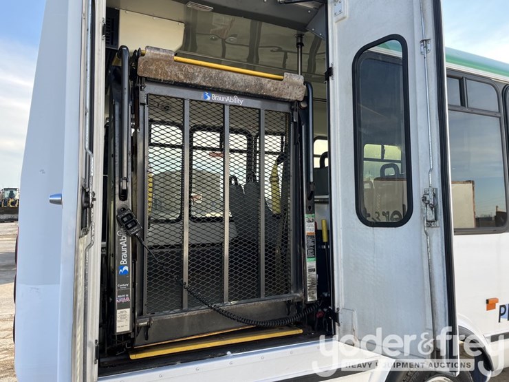 2016-ford-e450-image-6