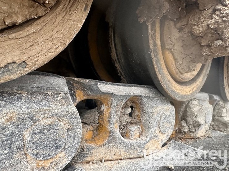 2016-deere-700k-lgp-image-11