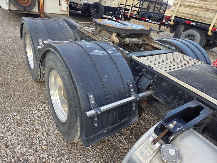 2013-peterbilt-388-image-34