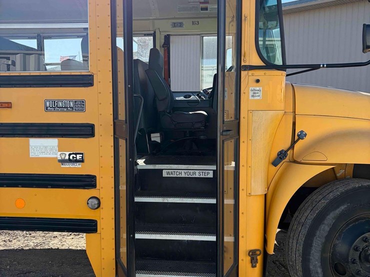 2011-international-school-bus-image-10