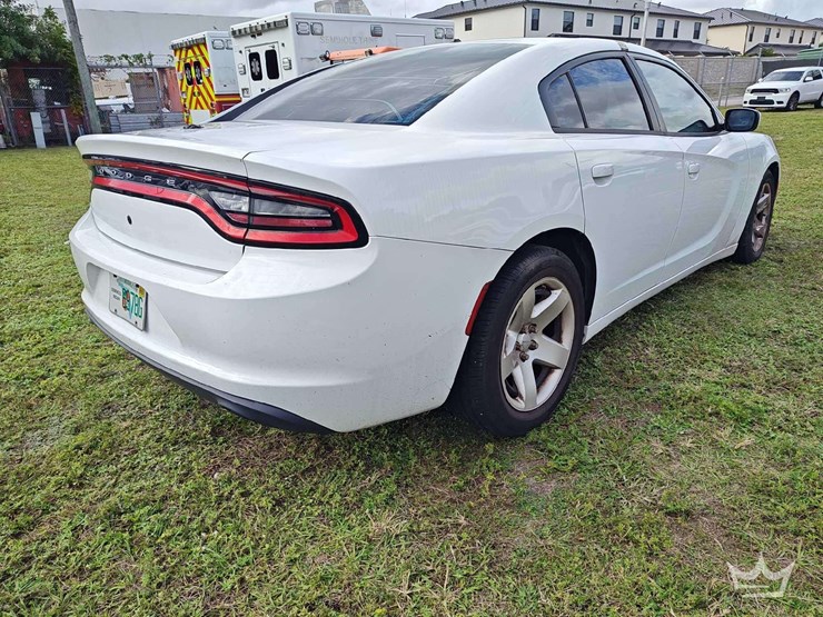 2017-dodge-charger-sedan-image-3