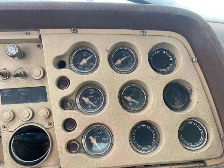 1983-ford-9000-image-71