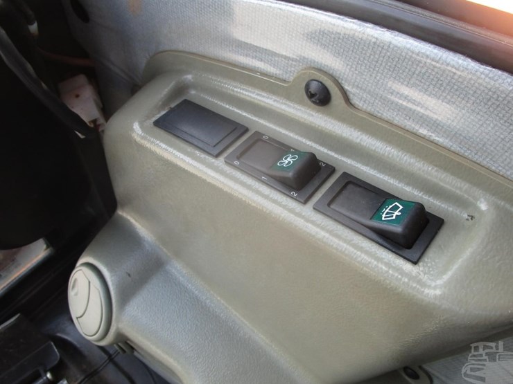 2019-case-cx37c-image-10