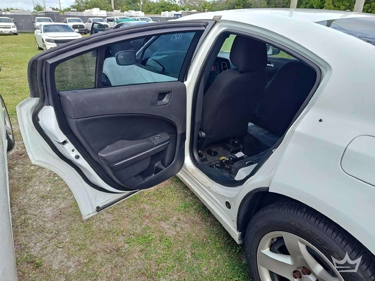 2017-dodge-charger-sedan-image-38