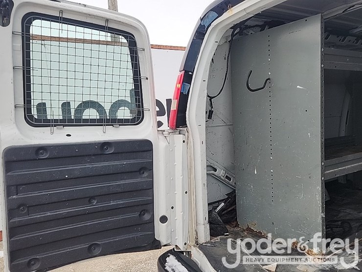 2011-gmc-savana-g2500-image-30