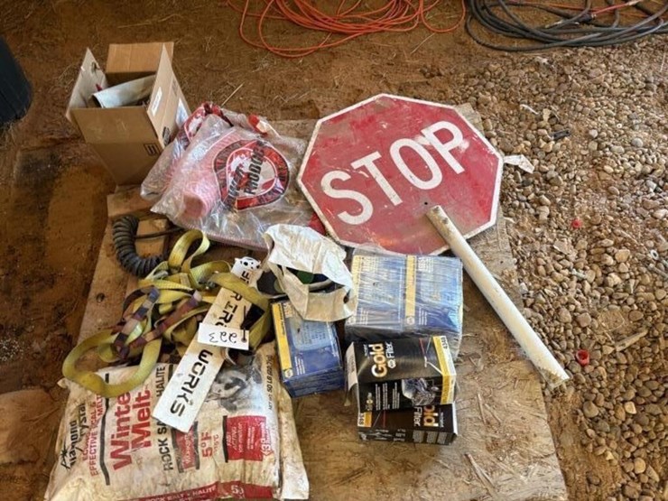 stop/slow-sign.-air-hoses,-headlights-etc-image-1