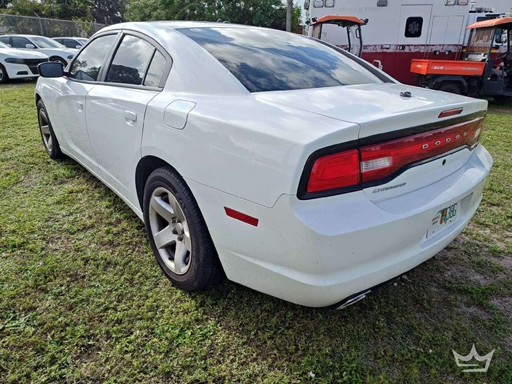 2012-dodge-charger-sedan-image-4