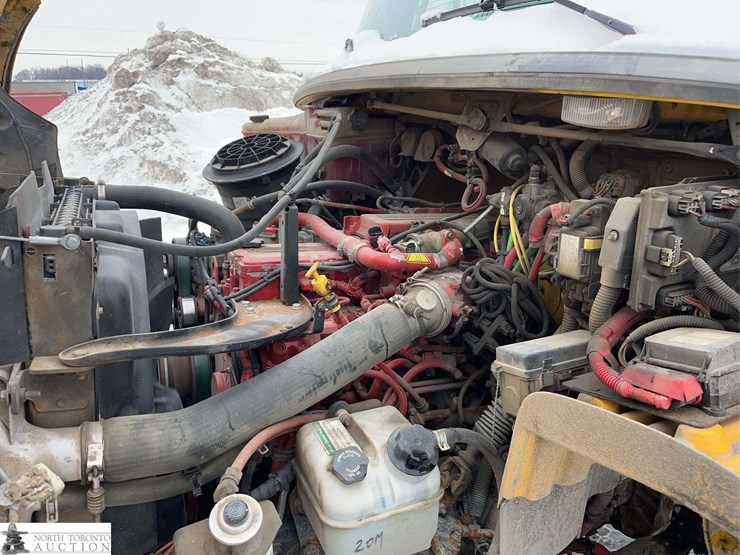 2016-freightliner-m2-106-image-22