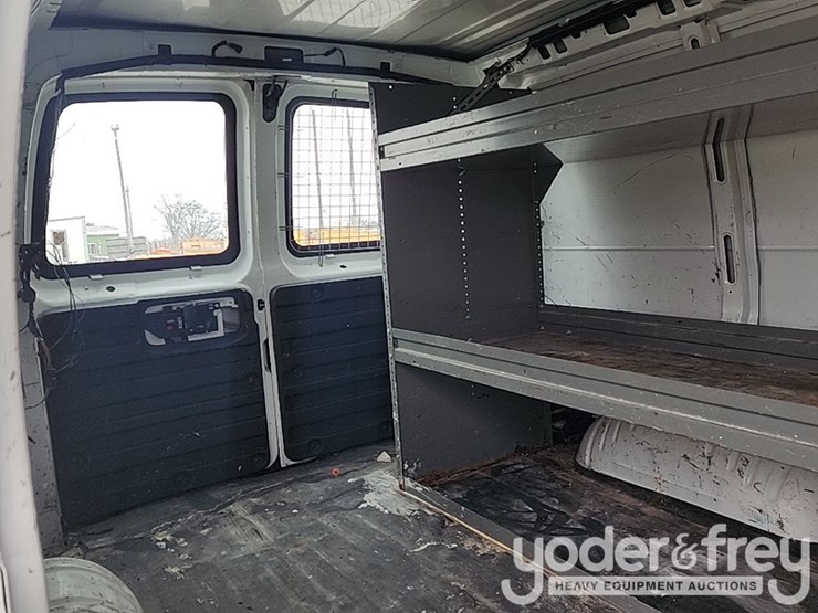 2011-gmc-savana-g2500-image-36