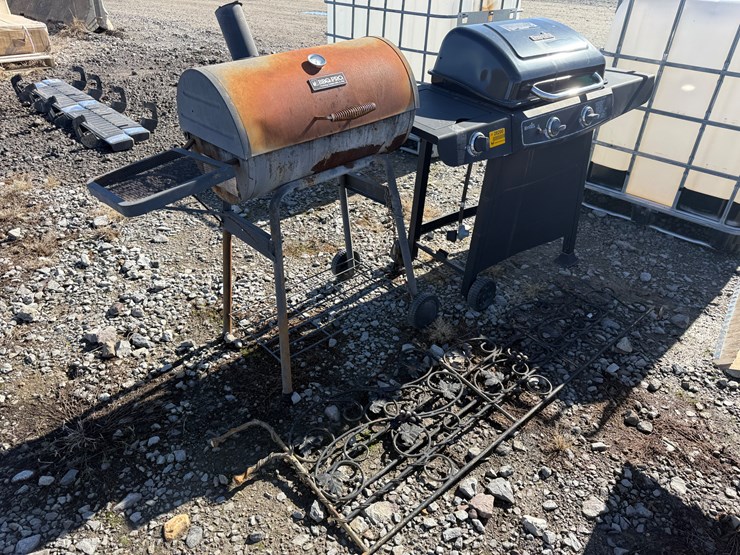 #28200-•-lot-of-(2)-grills-&-wrought-iron-fencing-decor-inv#-28200-image-2