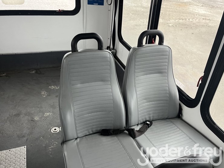 2014-ford-e450-image-25