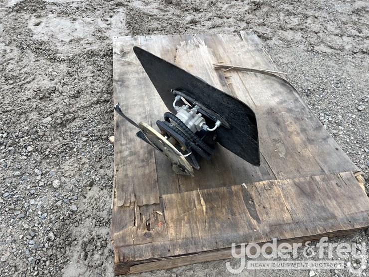 mini-hedge-trimmer-to-suit-mini-skidsteer-image-4