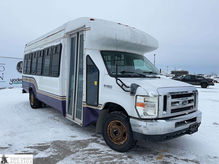 2009-ford-e-series-s/a-24-passenger-bus-image-3