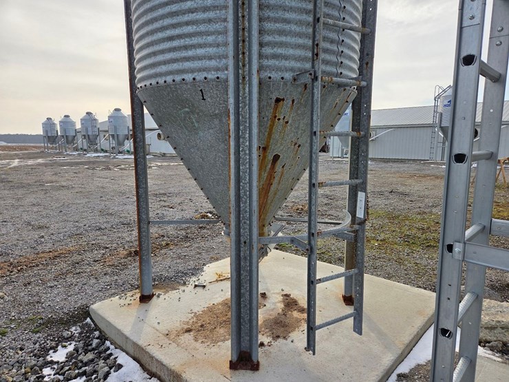 4-ton-chore-time-feed-bin-image-3