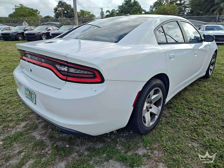 2015-dodge-charger-sedan-image-3