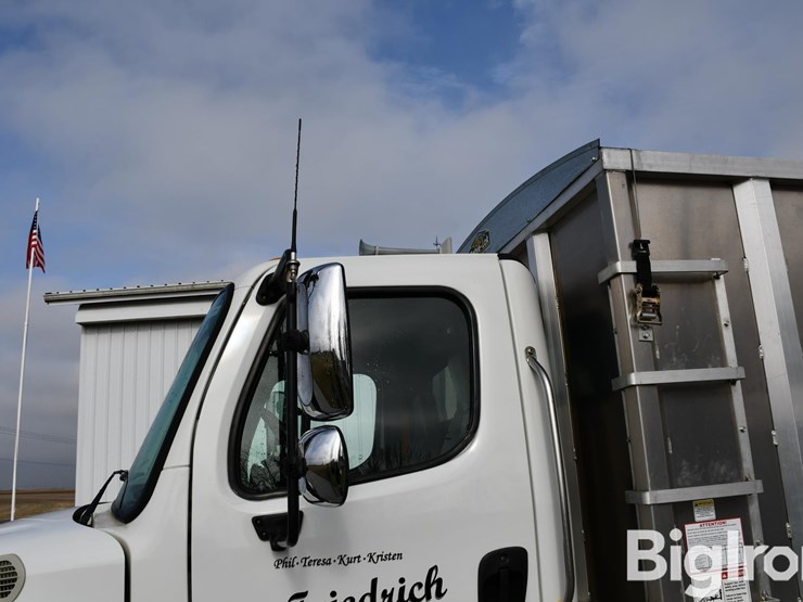 2008-freightliner-m2-106-image-12