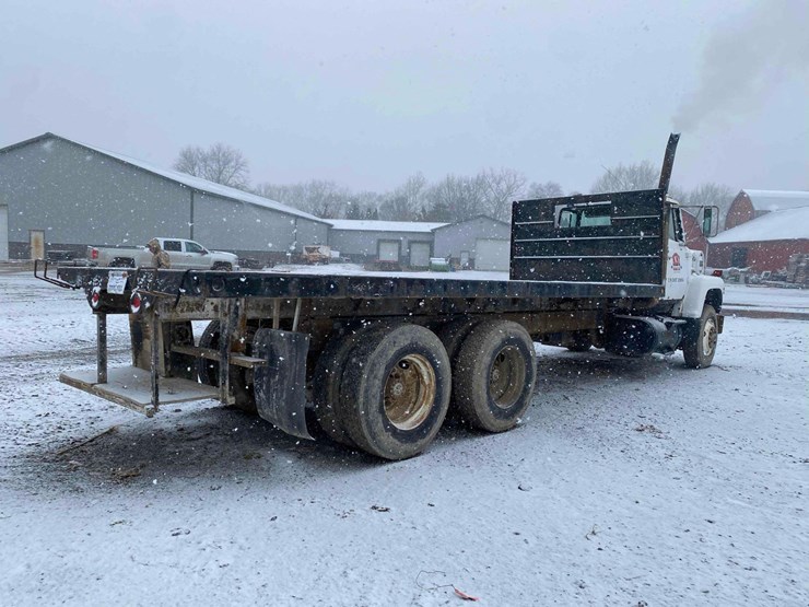 1983-ford-9000-image-4