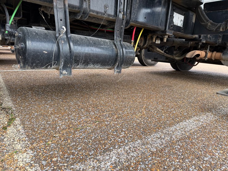 2016-freightliner-m2-106-image-8