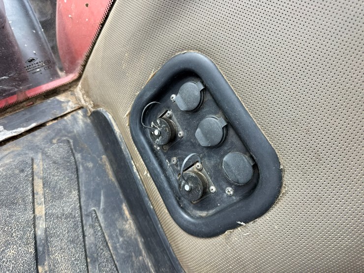 2015-case-ih-340-image-61