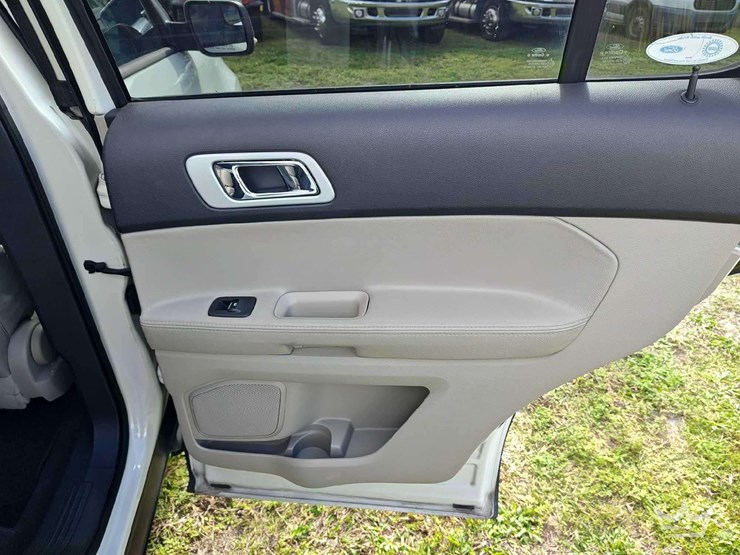 2012-ford-explorer-image-47