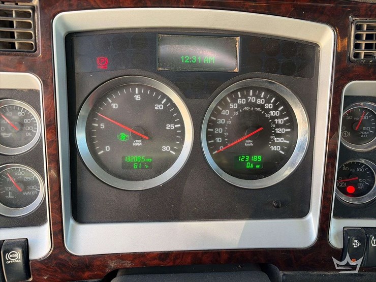 2012-kenworth-t800-image-18