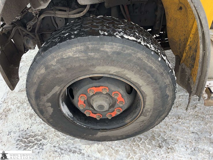 2011-freightliner-m2-106-image-12