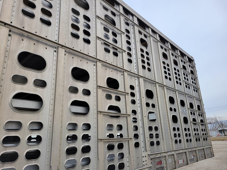 2005-wilson-livestock-trailer-image-18