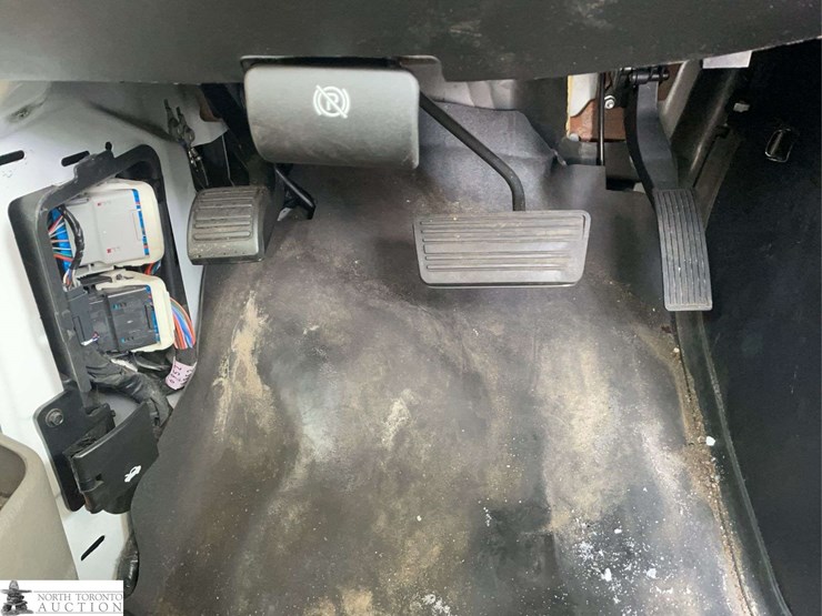 2018-chevrolet-express-dual-rear-wheel-cab-&-chassis-image-16