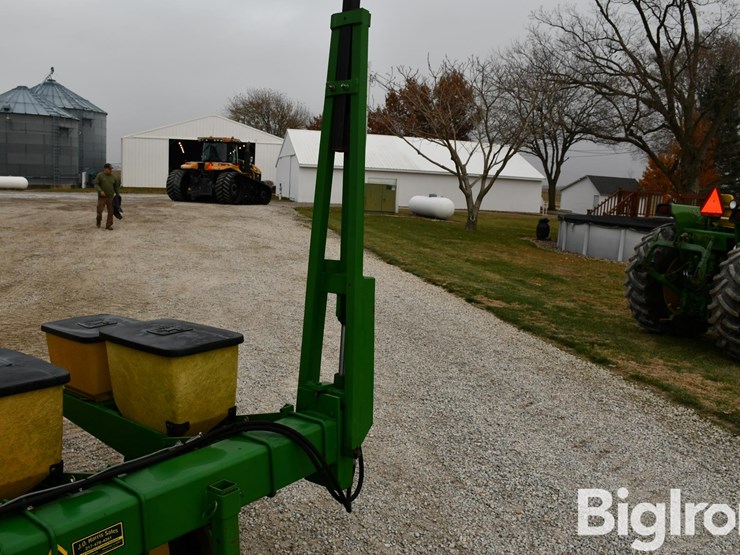 john-deere-6r30-planter-image-13