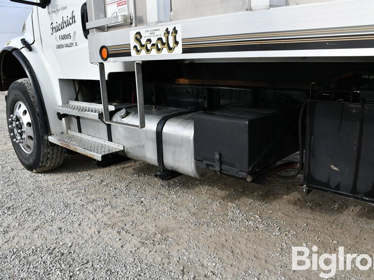 2008-freightliner-m2-106-image-19