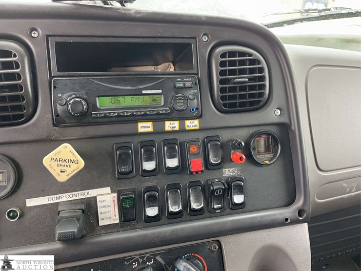 2011-freightliner-m2-106-image-23